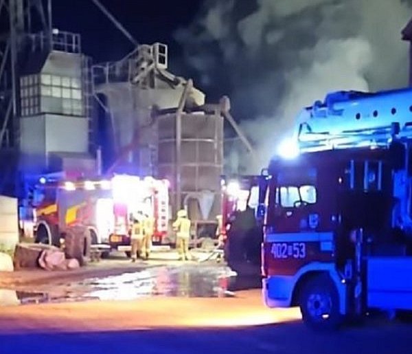 Pożar gospodarstwa w Chlebowie. Z żywiołem walczyło sześć zastępów straży!-22074