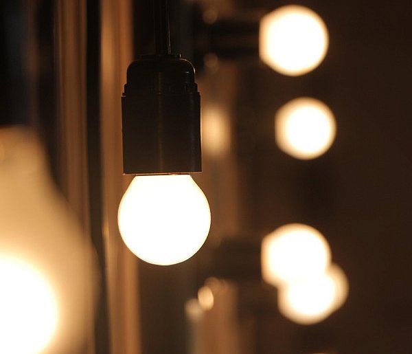 Rachunki za prąd pójdą w dół. Rząd usuwa opłatę doliczaną od lat-22212