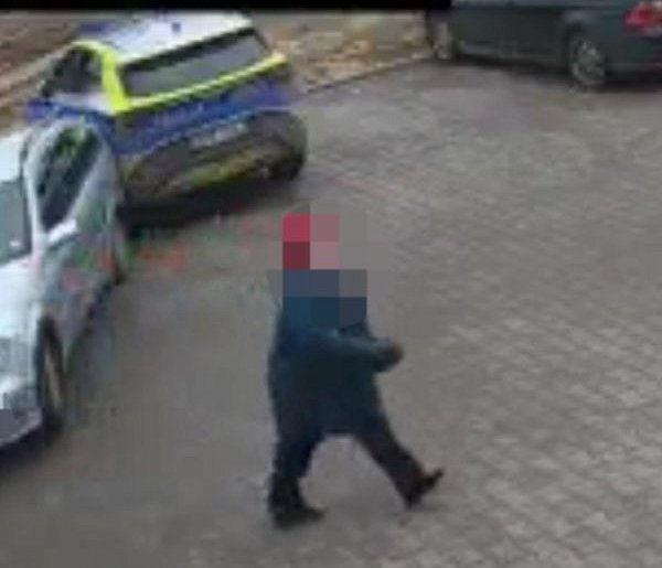 Auto STOCZYŁO SIĘ na radiowóz. Kierowca UCIEKŁ z miejsca zdarzenia [VIDEO]-22362