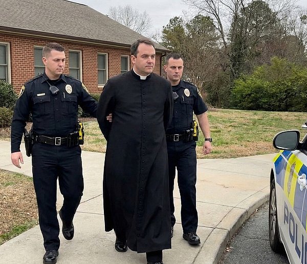 Były wikariusz z parafii w Ugoszczy ARESZTOWANY. Oskarżają o przestępstwa-22453