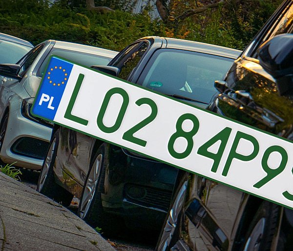 Tablice z zielonymi napisami na kolejnych autach. Nie chodzi o "elektryki"-22508