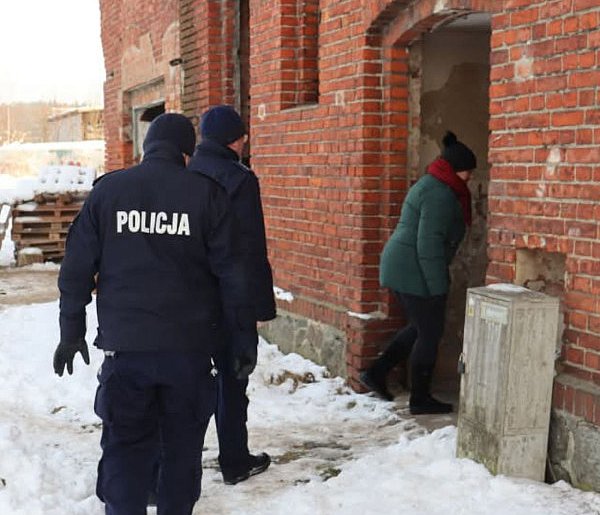 Bytów: Wyścig z mrozem. Policjanci uratowali niedosłyszącego mężczyznę-22660