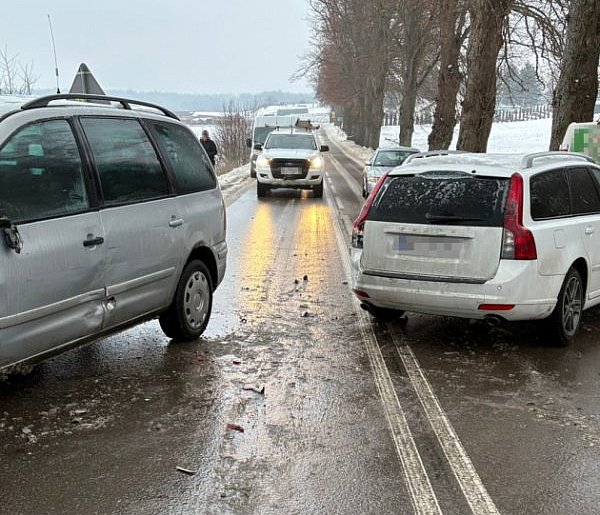 Niebezpieczny poranek w Tuchomiu. KRAKSA trzech samochodów!-22780