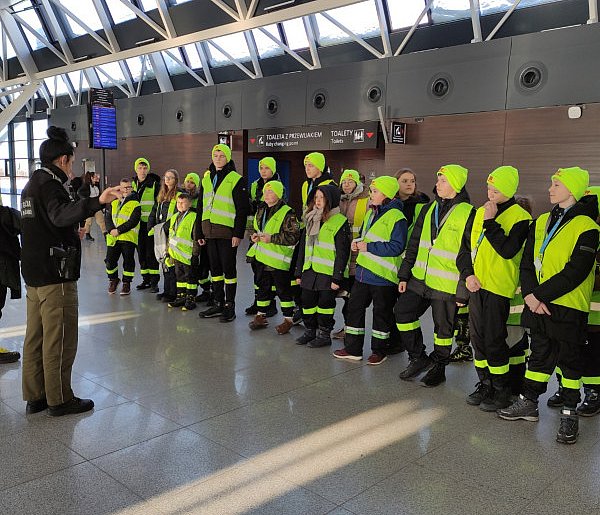 Nocne alarmy i służba na lotnisku. OSP hartuje młodych strażaków