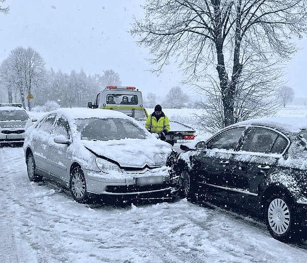 Weekendowa KUMULACJA na drogach. Czołówka, dziurawe jezdnie i płot w Starkowie