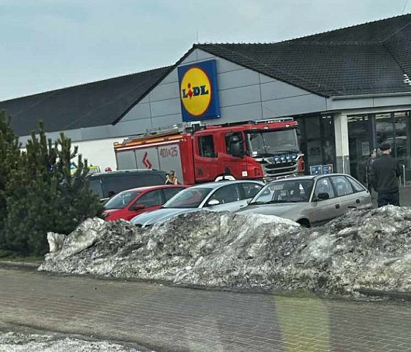 LIDL EWAKUOWANY! Ktoś rozpylił niezidentyfikowany GAZ! [AKTUALIZACJA]