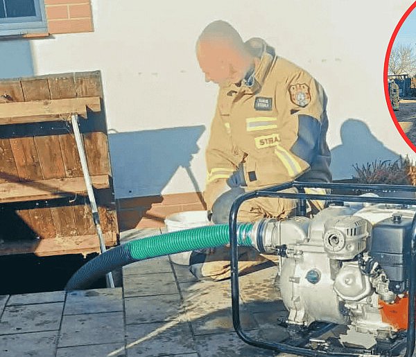 Piwnica jak AKWARIUM, zalana pod sufit. Strażacy interweniowali w Kozach