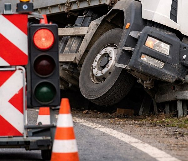 Ciężarówka z pustakami oparła się o barierę. Ruch odbywa się wahadłowo