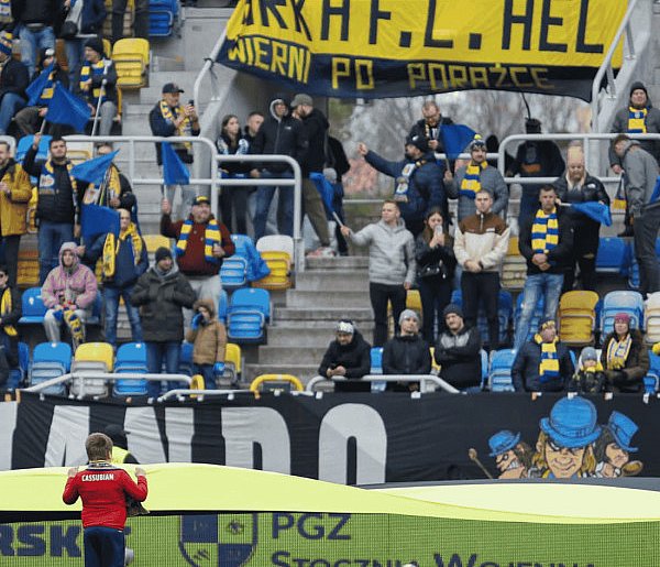 Rekordowa flaga Kaszubów z Ugoszczy na stadionie Arki Gdynia