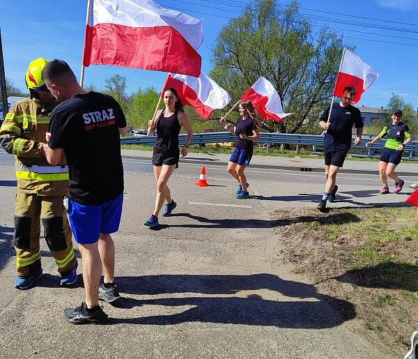 80 kilometrów na 80-lecie OSP Tuchomie. Pobiegli z biało-czerwoną flagą