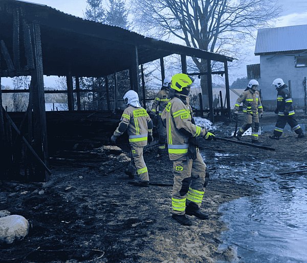 SPŁONĘŁA wiata w Pomysku Małym. W środku maszyny rolnicze i drewno