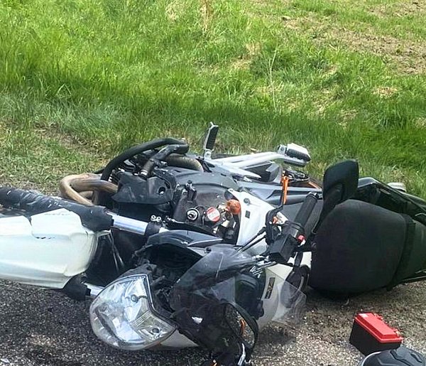 Motocyklista ranny po zderzeniu z osobówką na DK20. Kierująca Renault skręcała