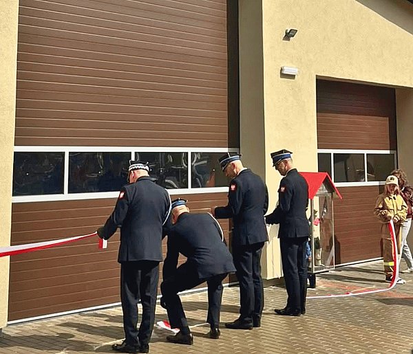Wóz wreszcie mieści się w remizie. OSP Półczno otworzyło nową siedzibę