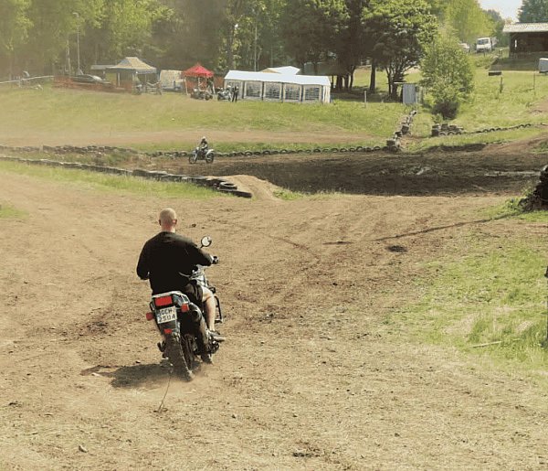 Czołowe zderzenie motocykli na zlocie w Rokitnikach. Dwie osoby w szpitalu