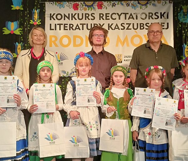 Młode głosy z powiatu bytowskiego podbiły Chmielno. SUKCES w finale wojewódzkim
