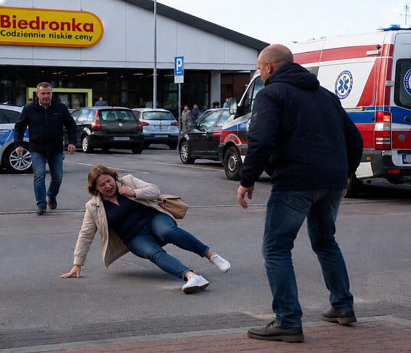 Rowerzysta potrącił pieszą pod Biedronką w Bytowie i UCIEKŁ