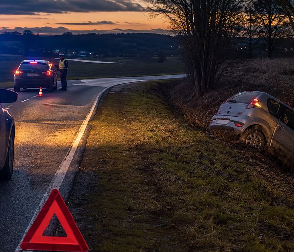 Niebezpiecznie na drogach. Samochód w rowie i kierowcy łamiący prawo
