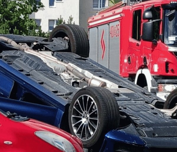 Czy mercedes „zwariował”? Kierująca twierdzi, że samochód sam ruszył i dachował