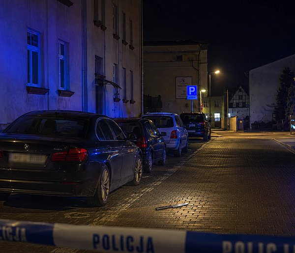 NOCNA ZBRODNIA w Bytowie. 43-letni Sebastian ŚMIERTELNIE ugodzony w plecy