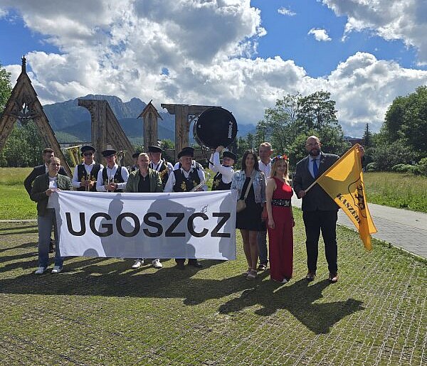 Kaszubi dotarli pod Giewont! Wielka flaga na Krokwi i przemarsz przez Krupówki