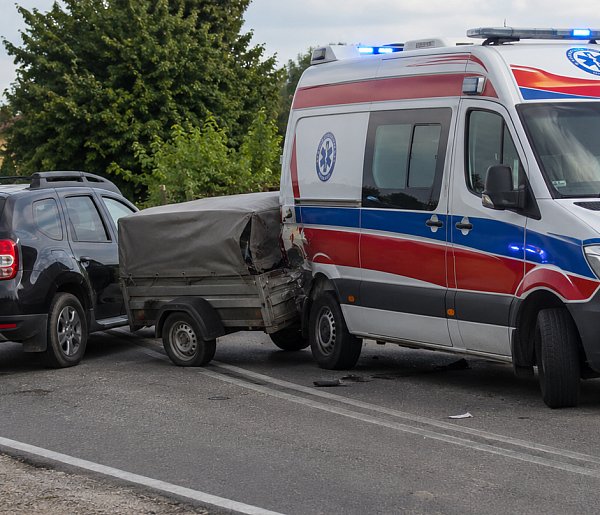 KARETKA ROZBIŁA SIĘ na trasie Pomysk Wielki - Jamno. Zderzyła się z przyczepą