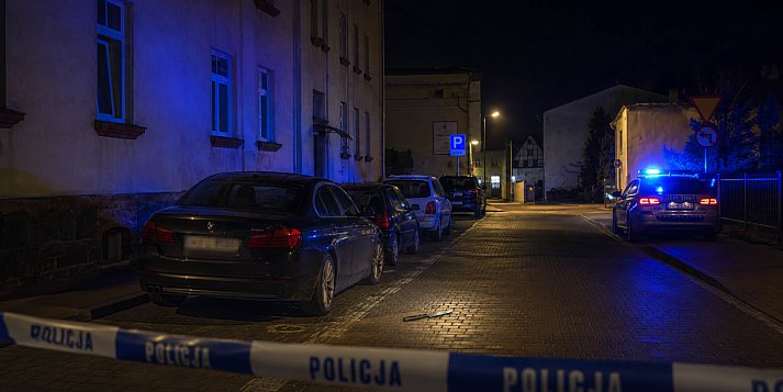 NOCNA ZBRODNIA w Bytowie. 43-letni Sebastian ŚMIERTELNIE ugodzony w plecy