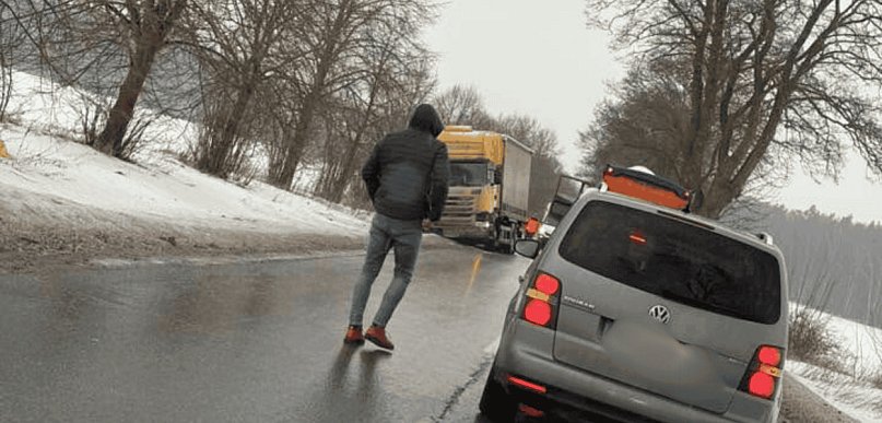 Lodowy ARMAGEDON na drogach powiatu. Kilkanaście kolizji, zablokowane trasy