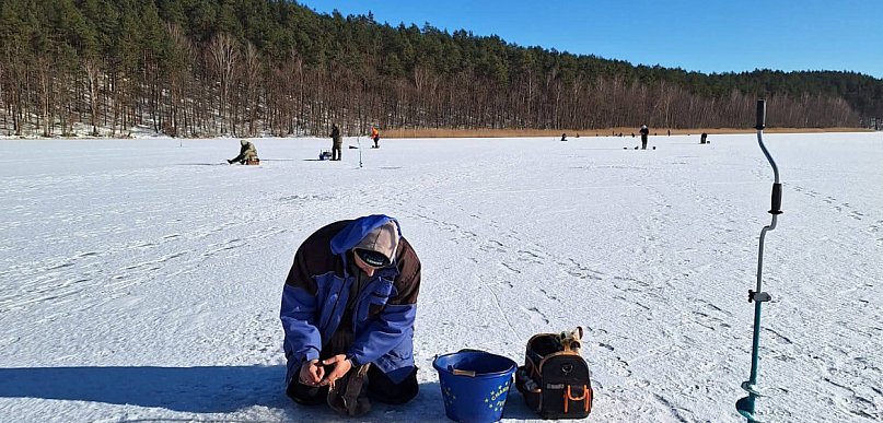 SOLIDNY LÓD i wielki powrót na taflę. Wędkarze rywalizowali na jeziorze Karwno