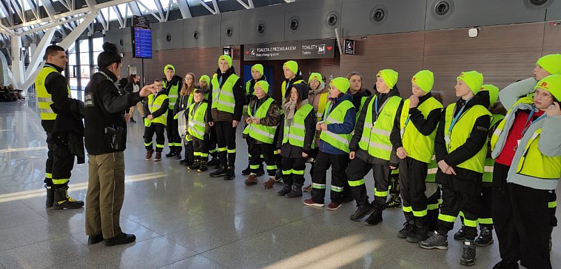 Nocne alarmy i służba na lotnisku. OSP hartuje młodych strażaków