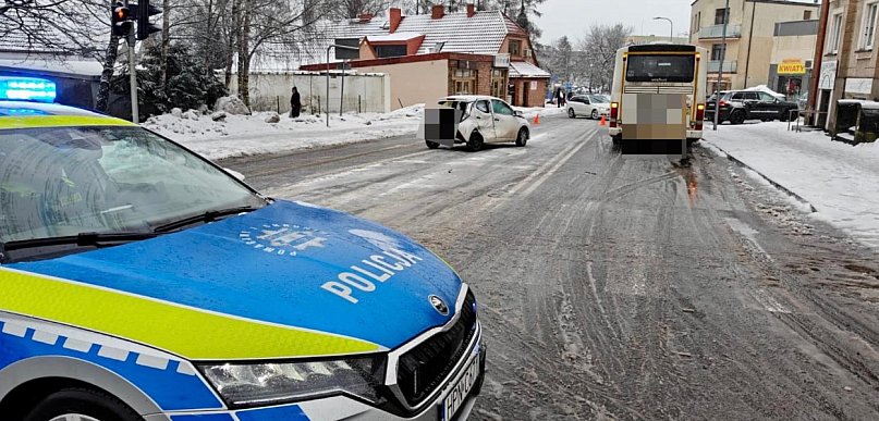 Osobówka wjechała pod bytowski PKS. Trzyletnia dziewczynka w szpitalu!