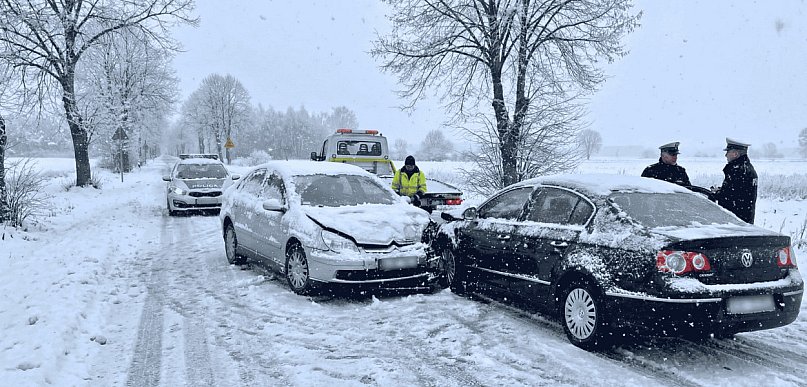 Weekendowa KUMULACJA na drogach. Czołówka, dziurawe jezdnie i płot w Starkowie