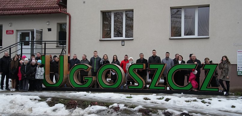 W Ugoszczy „włączyli wiosnę”. Napis zmienił kolor na zielony