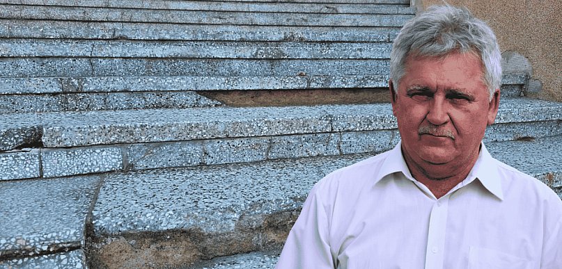 Radny Roman Zaborowski chce remontu schodów przy starostwie