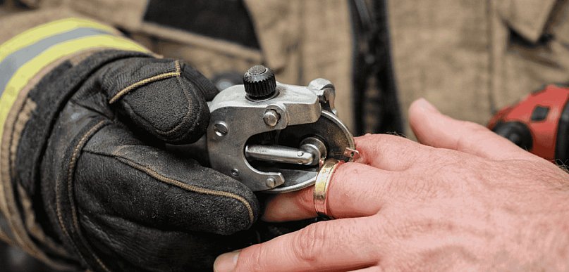 Obrączka nie chciała zejść z palca. Pomogli strażacy z Bytowa