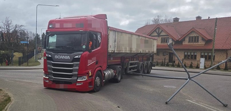 Zablokowane rondo w Bytowie. Ciężarówka uderzyła w latarnię