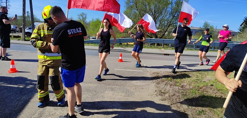 80 kilometrów na 80-lecie OSP Tuchomie. Pobiegli z biało-czerwoną flagą