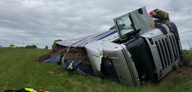 Ciężarówka wypadła z drogi. Na pobocze wysypała się kora!