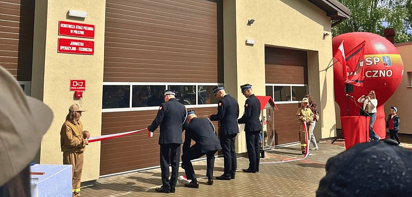 Wóz wreszcie mieści się w remizie. OSP Półczno otworzyło nową siedzibę