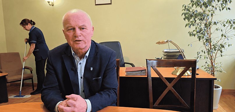 Jest PRACA w bytowskim ratuszu. Podstawowe narzędzia to MIOTŁA I MOP