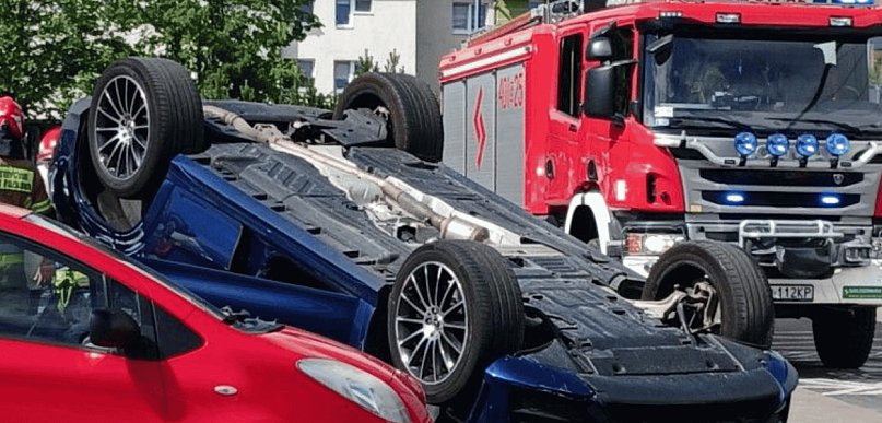 Czy mercedes „zwariował”? Kierująca twierdzi, że samochód sam ruszył i dachował