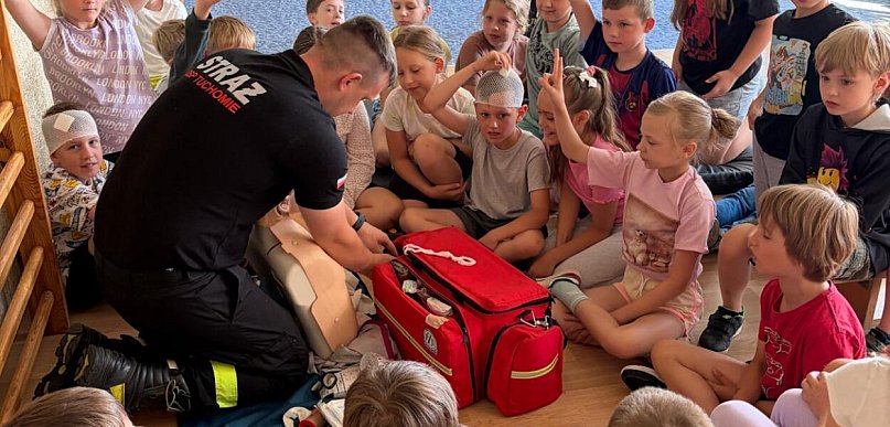 Strażacy uczyli, jak ratować życie. Ważna lekcja przed wakacjami