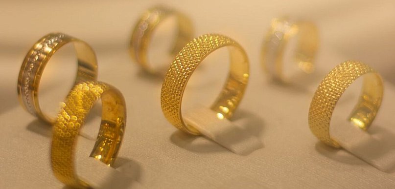 Pierścionki zaręczynowe i złote obrączki – jak dopasować je do siebie w idealny ko