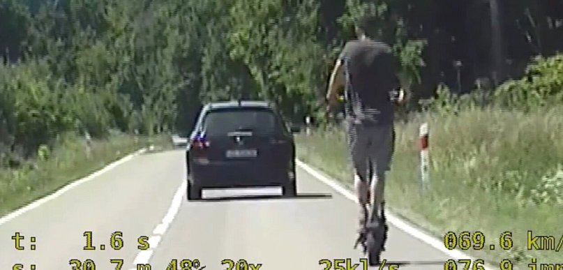 Jechał 70 km/h na hulajnodze. Został nagrany przez policjantów [FILM]