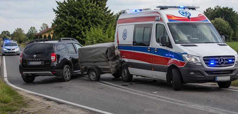 KARETKA ROZBIŁA SIĘ na trasie Pomysk Wielki - Jamno. Zderzyła się z przyczepą