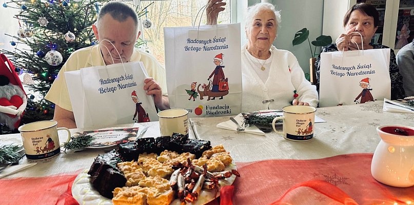 Bytowscy seniorzy z ZOL dostali PACZKI od Biedronki - 22535