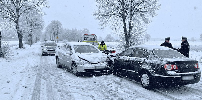 Weekendowa KUMULACJA na drogach. Czołówka, dziurawe jezdnie i płot w Starkowie