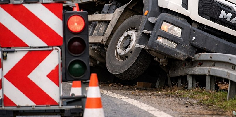 Ciężarówka z pustakami oparła się o barierę. Ruch odbywa się wahadłowo