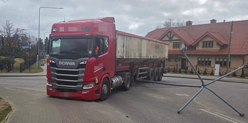 Zablokowane rondo w Bytowie. Ciężarówka uderzyła w latarnię