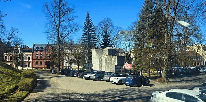 Światowid znika z centrum Bytowa. LIKWIDACJA parkingu, a pomnik na rondo