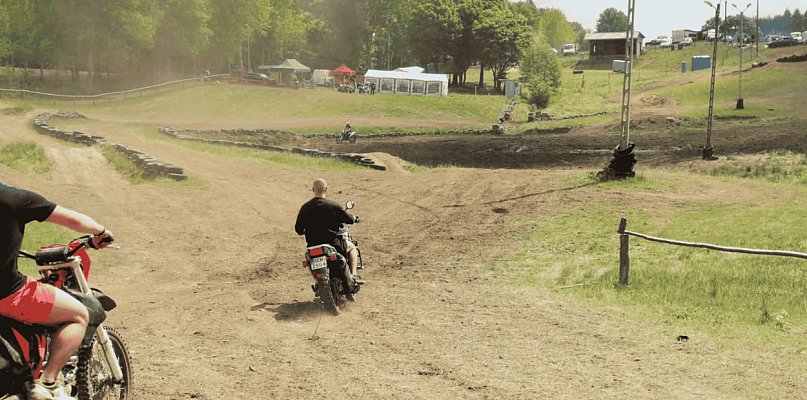 Czołowe zderzenie motocykli na zlocie w Rokitnikach. Dwie osoby w szpitalu